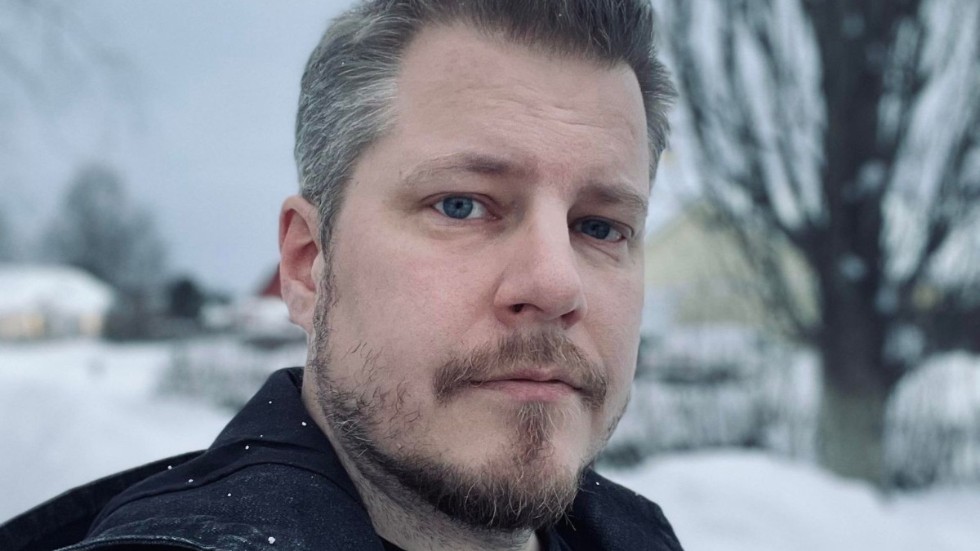 Stefan Lejon låter eleverna  designa en tatuering som han sedan låter tatuera in.