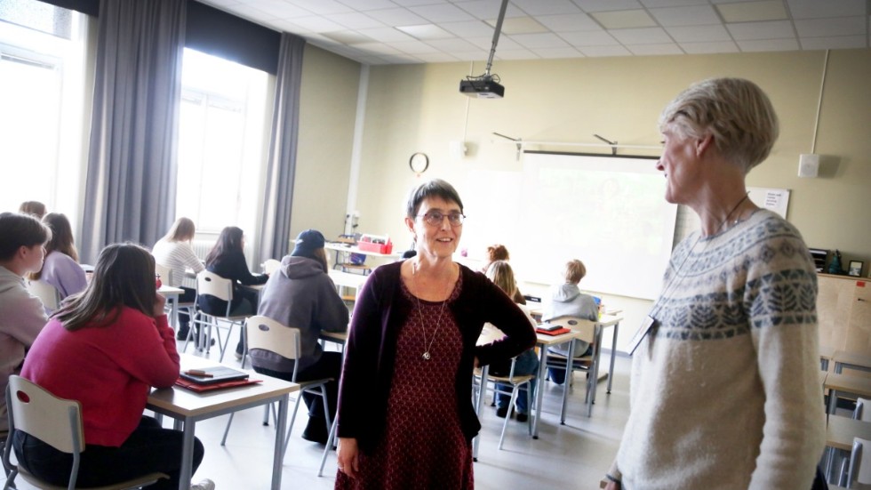 En stor utmaning väntar Gotland när 800 nya lärare ska hittas fram till år 2035. Marie Rosvall, språklärare på Solberga, har varit sitt yrke trogen i 26 år, här i samtal med skolans rektor Kerstin Andersson.
