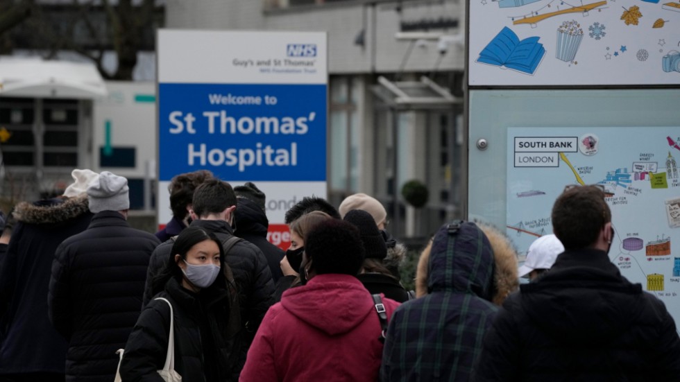 Folk köar för att bli covid-vaccinerade på Saint Thomas-sjukhuset i London på måndagen.