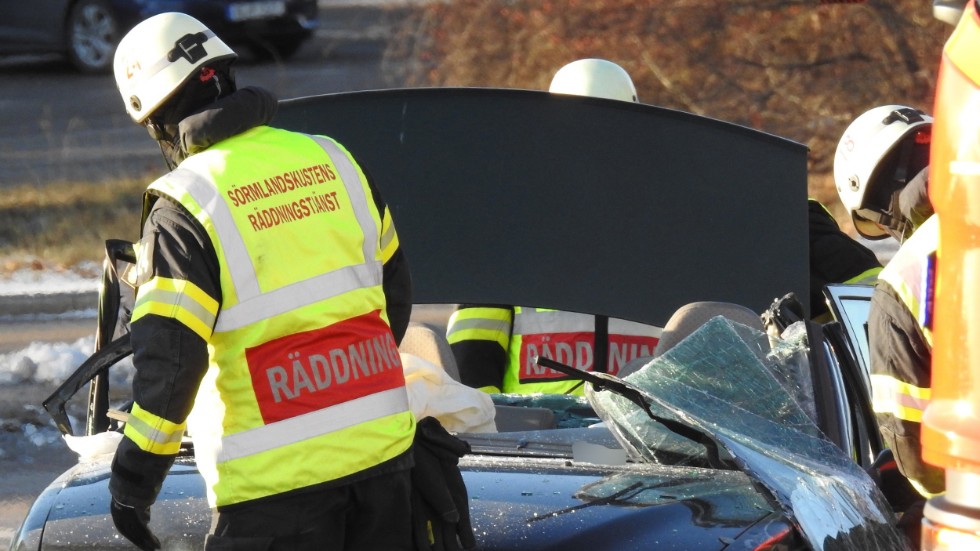 Räddningstjänsten på plats för att kolla till den krockskadade bilen som kraschade in i en stolpe under polisjakt i Oxelösund.
