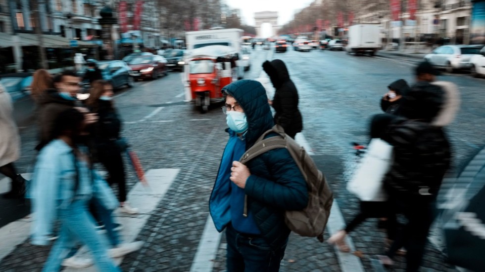 Smittspridningen av coronaviruset har ökat markant i Frankrike under de senaste dygnen. På bilden syns invånare som korsar paradgatan Champs-Élysées i Paris.
