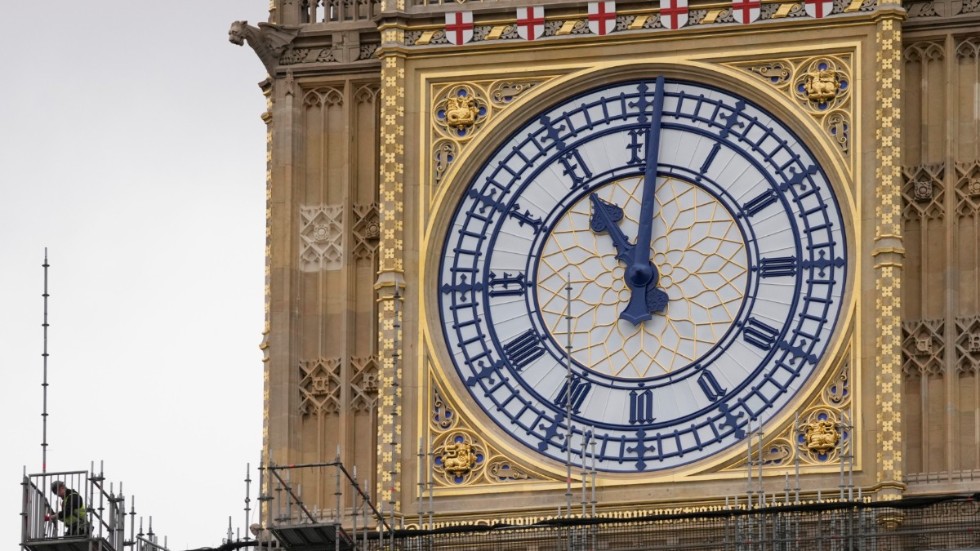 Byggnadsställningar plockas bort runt den nyrenoverade klockan Big Ben, vars minutvisare är drygt fyra meter lång. Arkivbild