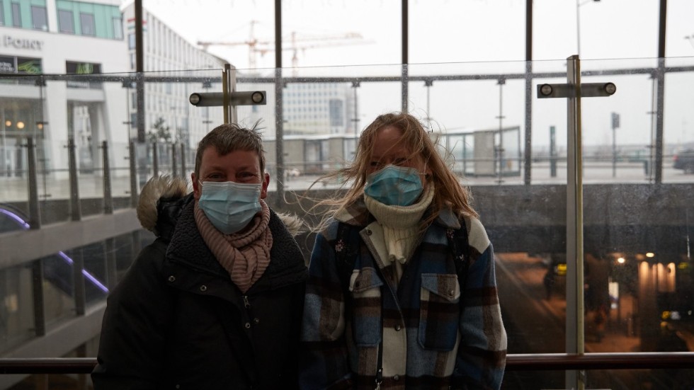 Susan Larsen och Ida Bensen vid gränskontrollen Malmö Hyllie station.