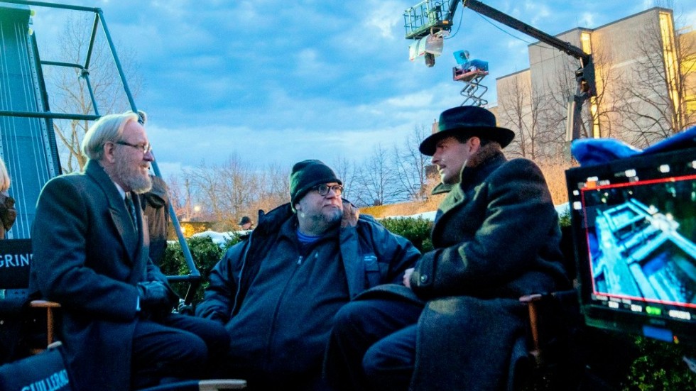 Guillermo del Toro (i mitten) tillsammans med Richard Jenkins (vänster) och Bradley Cooper (höger) under inspelningen av "Nightmare Alley". Arkivbild.