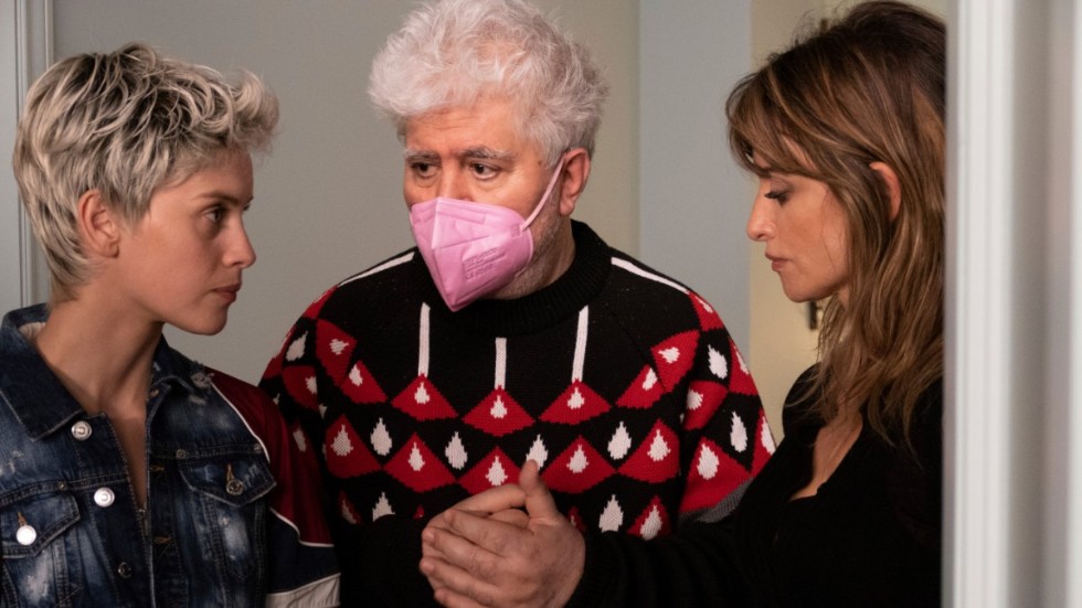 Pedro Almodóvar under inspelningen av "Parallella mödrar" tillsammans med Milena Smit och Penélope Cruz. Arkivbild.