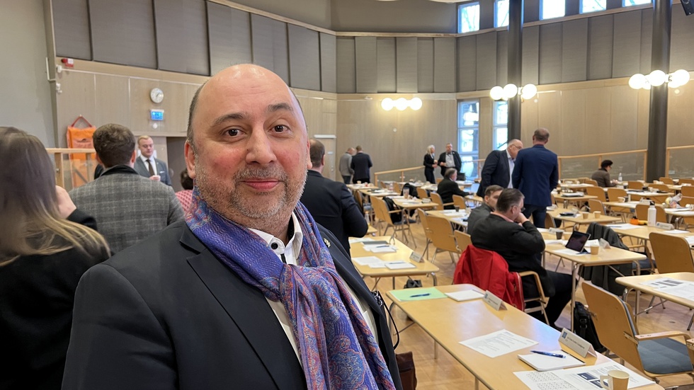 Darko Mamkovic var en välavlönad vilde som "snodde" uppdrag från sitt parti. Reidar Svedahl tycks nu vara beredd att gå i Mamkovic fotspår. Beklämmande minst sagt. 