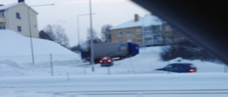 Trafikproblem: Långtradare sitter fast i uppfart