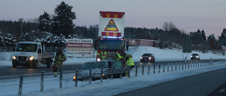 Personbil mellan körbanorna   