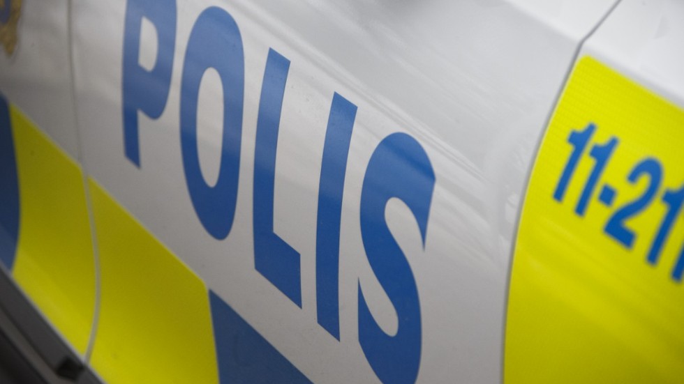 Polisen är på plats vid Råbyvägen i Uppsala.