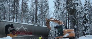 Besvärlig lastbilsbärgning stoppar trafiken