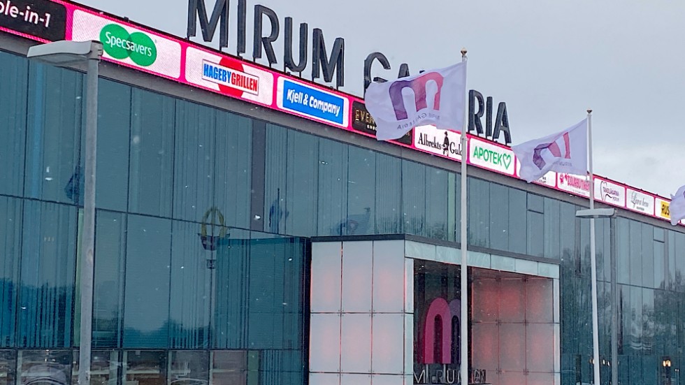 Det brann i parkeringshuset i Mirum Galleria på onsdagseftermiddagen. Branden misstänks vara anlagd och en pojke under 15 år har omhändertagits av polis.
