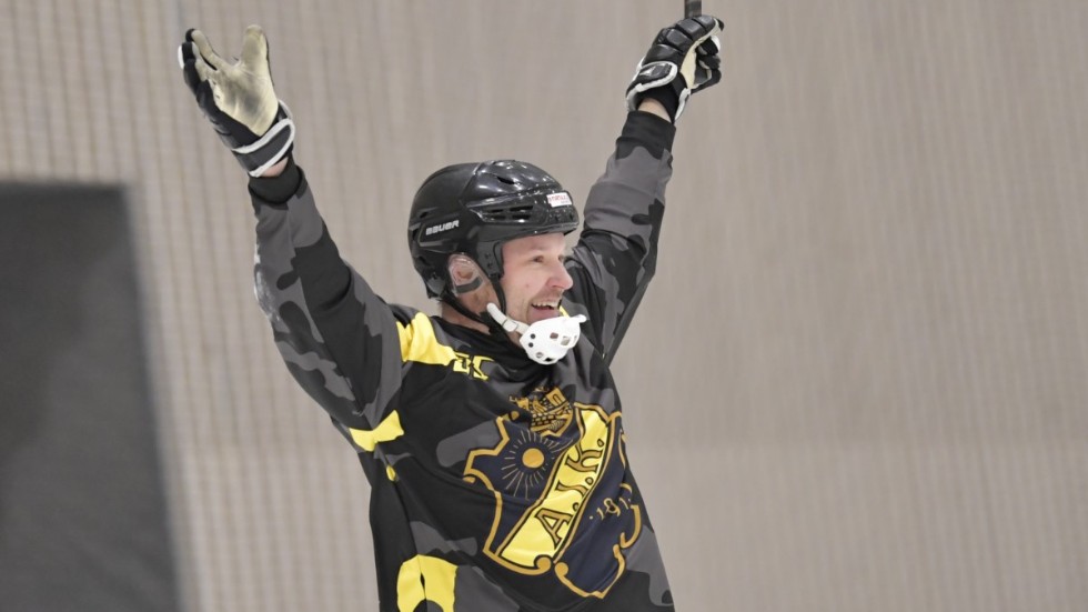 Tränaren Magnus Muhrén, 44, hoppade in och lirade med sitt AIK. Det slutade i tre mål i 11–1-segern mot Tellus.