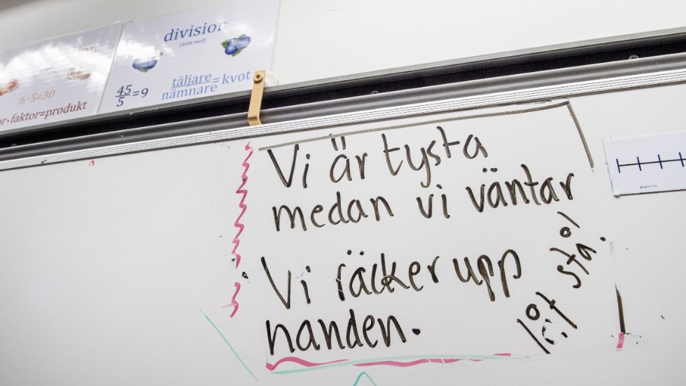 Alltför många klassrum präglas i dag av mycket stök och oro samt sviktande resultat, och det är där vi måste börja. Nu. Oavsett om det var vänsterns eller högerns fel att det har blivit som det är, skriver "Förälder och lärare".