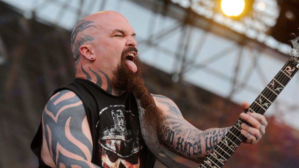 Kerry King i det amerikanska trash metal-bandet Slayer tar ut svängarna under en festivalspelning i Polen 2010.