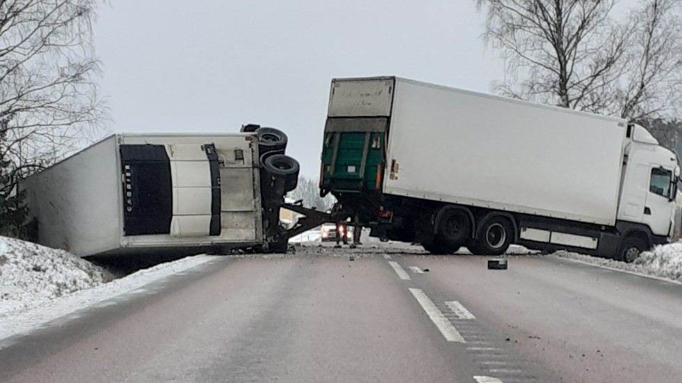 Lastbilen har kört i diket och släpet ligger ned.