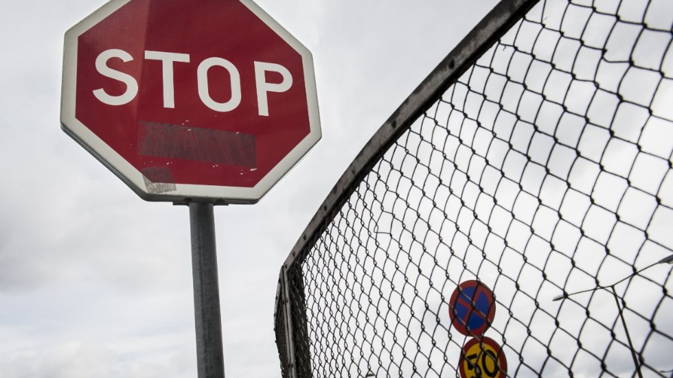 En mopedist får böta över 4000 kronor för att ha missat att stanna vid en stoppskylt.