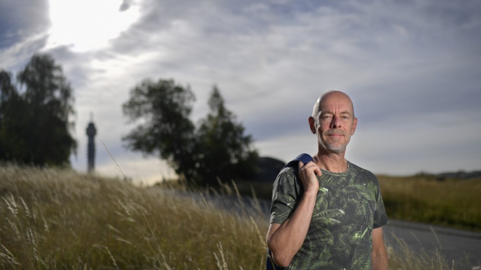 "I stället för att sluta spela gud försöker vi nu bygga oss ut ur den här situationen med galen teknologi. Det är en slags nyfikenhetsforskning som driver oss", säger konstnären Mats Bigert.