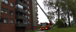 Stor takplåt hängde lös: "Hade kunnat gå illa"