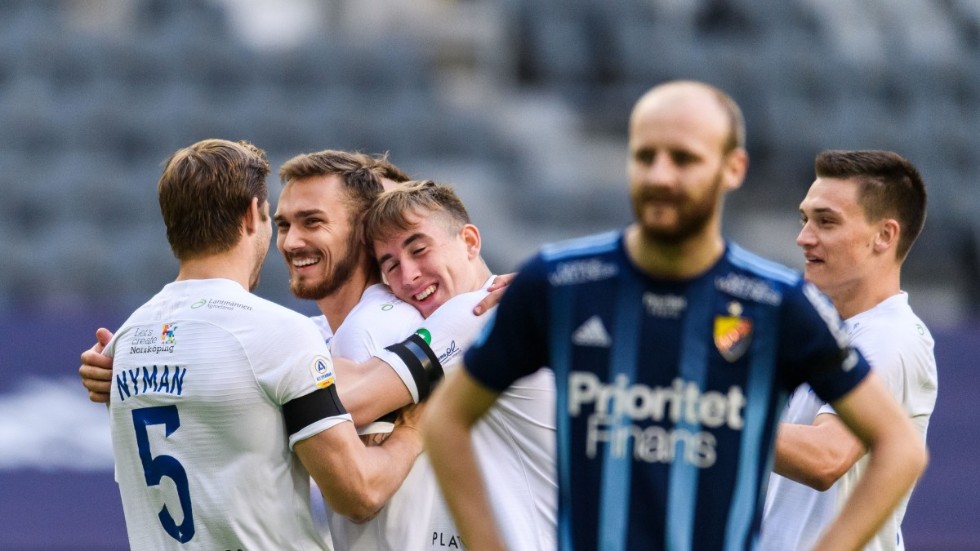 Linus Wahlqvist gratuleras efter sitt ledningsmål mot Djurgården.