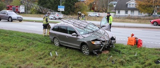 Bilist körde in i lyktstolpe   