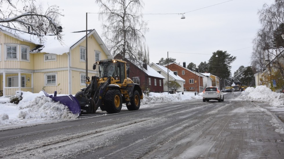 Snöröjningen är dyrare än budgeterat, till en del beroende på ogynnsamt väder. Vinterväghållningen redovisar en avvikelse på 14,8 miljoner för perioden januari-oktober i år.