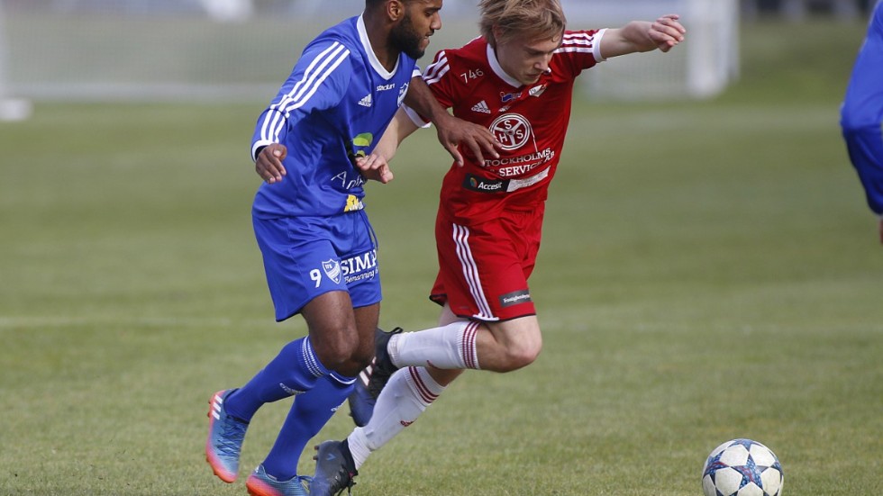 Här ser vi backen Mattias Rosell i röda Håbotröjan under en division 2-match 2017 då han var en av lagets mer framträdande spelare.