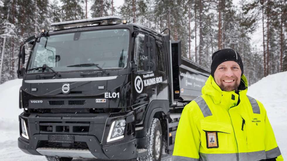 Lars Wallgren tillsammans med den elektriska lastbilen som ska testrulla mellan Junosuando-Kaunisvaara-Pitkijärvi. 