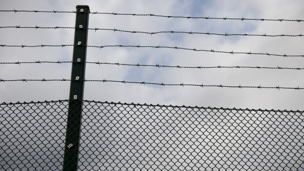 Tierps kommun säger nej till intagen om rätt till försörjningsstöd då hans fängelsestraff är längre än sex månader. Förvaltningsrätten delar inte den uppfattningen och kräver ny kommunutredning.