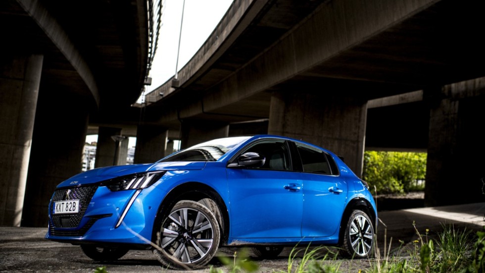 Nya Peugeot 208 med knallblå lackering för 7|900 kronor extra och ett totalpris långt över 300|000 kronor. Den genomsnittliga 208-köparen väljer nog gärna en enklare version.