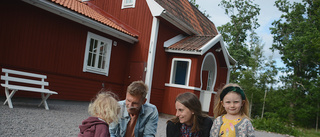 Familjen flyttar in i första Farmen-huset