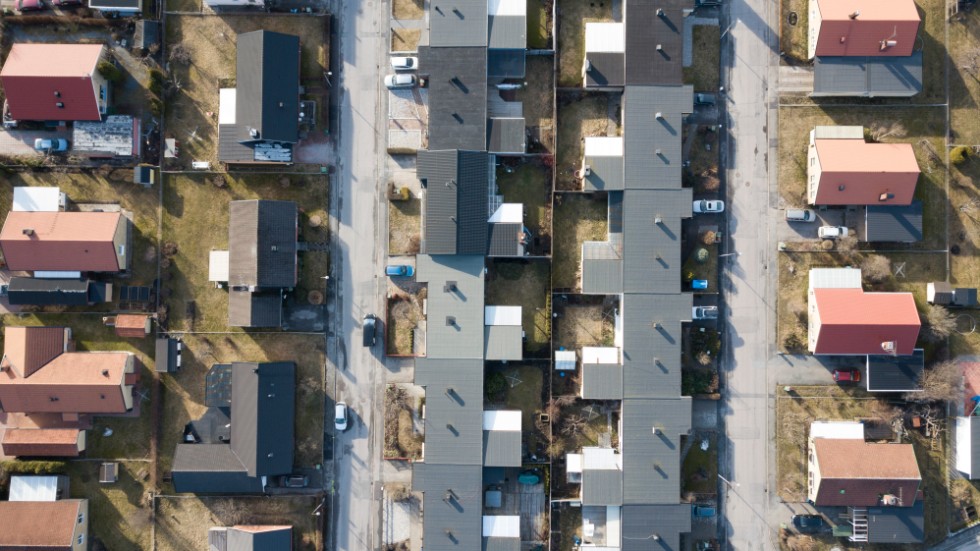 Villapriserna i Östergötland har, under de senaste tre månaderna, sjunkit med tre procent. När det gäller bostadsrätterna har priserna istället ökat med 0,5 procent.