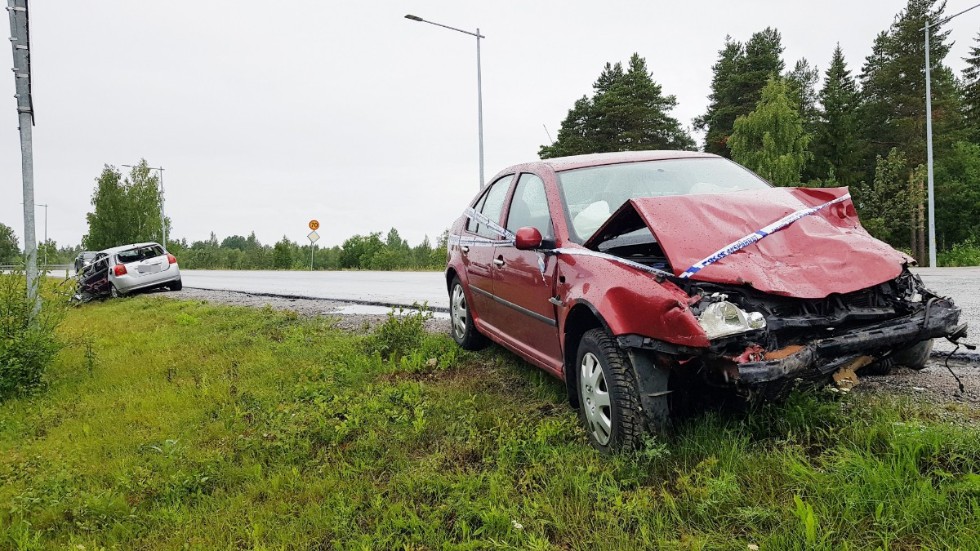 Fem personer, tre vuxna och två barn, fick föras till sjukhus efter den svåra trafikolyckan på Norra ringen natten till fredag.