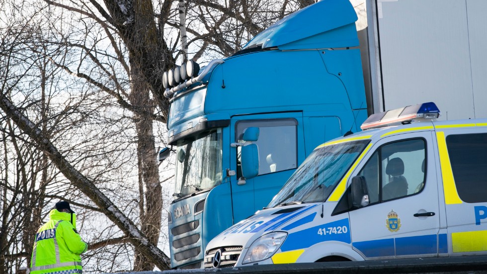 Polisen kontrollerar en lastbil (arkivbild)