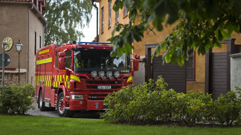 Ett av räddningstjänstens fordon kör genom Visby innerstad. 