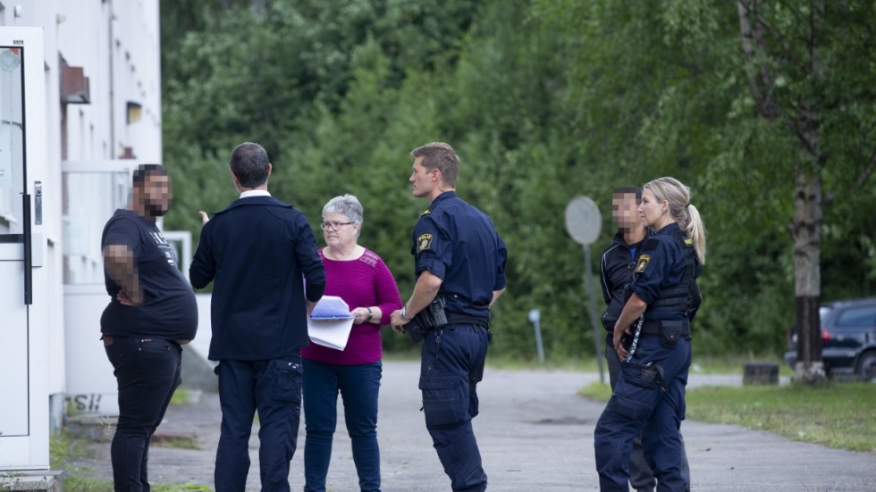 Verksamhetsutövaren (till vänster) riskerar nu en miljon kronor i vite. Bilderna är från en tidigare inspektion.(Arkivbild)