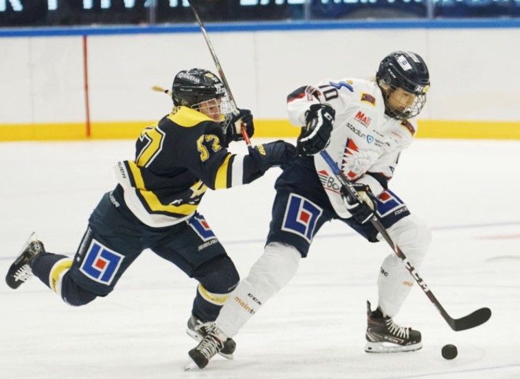 Isabell Palm hann spela tre matcher innan hon blev skadad igen. Nu åker hon med laget på helgens Norrlandsturné, men som materialförvaltare.