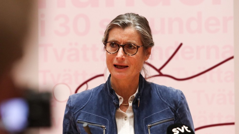 Östergötlands smittskyddsläkare Britt Åkerlind uppmanas av signaturen Mer trött på folk än pandemin att sätta in tvingande restriktioner för att minska smittspridningen.