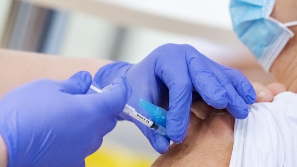 Vaccinering rullar på. Den här veckan ska personalen ha fått sina första doser, och nästa vecka ska kommunen också vara klara med de äldre som ingår i uppdraget.