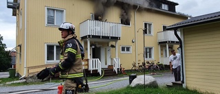 Kvinna tände på huset och höll för dörren – åtalas