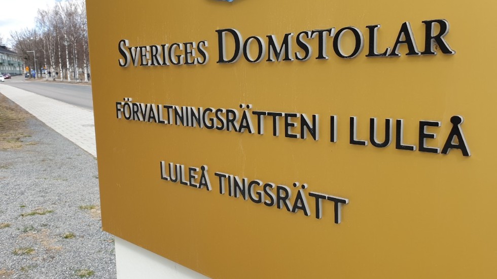 En 32-årig man häktades på onsdagen misstänkt för mordbrand efter helgens drama i centrala Luleå.