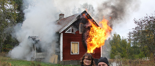 De bad räddningstjänsten bränna ner huset