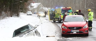 Bil i diket på riksväg