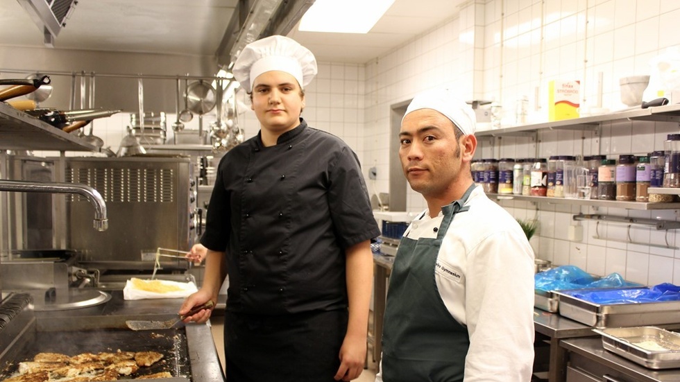 Benjamin Dalin Yurt och Mustafa Husseini steker fisk till varmrätt. Om de går vidare in i kockyrket är för tidigt att säga ännu, men jobb lär det i alla fall finnas enligt lärare Ing-Marie Rais.