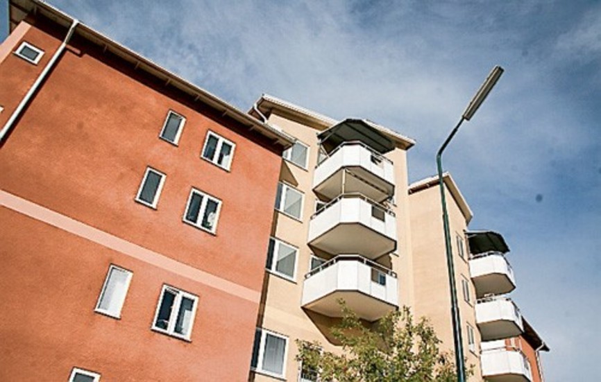Fastigheten Granen i centrala Vimmerby består av ett 60-tal lägenheter. I dagsläget köar ungefär 120 personer för en lägenhet på Granen. En värdering som gjorts pekar på 54 miljoner kronor. Nu ser kommunen över flera förutsättningar innan man ska fatta beslut om att lägga ut den till salu eller inte.