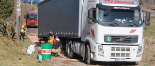 Lastbil läckte uppemot 150 liter diesel när sten slog sönder tanken