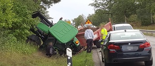 Traktor körde ner i dike