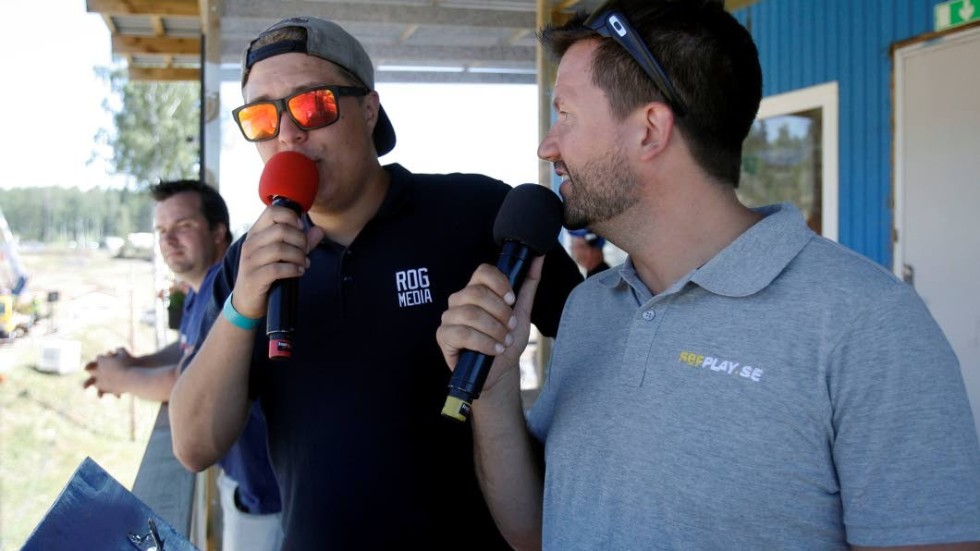 FULL FART. Robin Nilsson, till vänster, och Christian Holmudd har inte många lediga stunder när de kommenterar Folkracefestivalen.