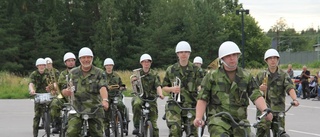 Här är cyklande militärorkestern