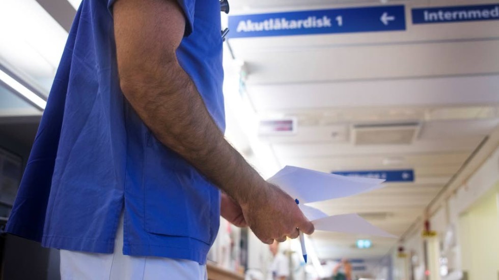 Underläkarnas löner halkar efter, skriver debattörerna.