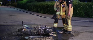 Moped i brand i Hageby